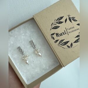 New! Silver/pearls minimalists earrings